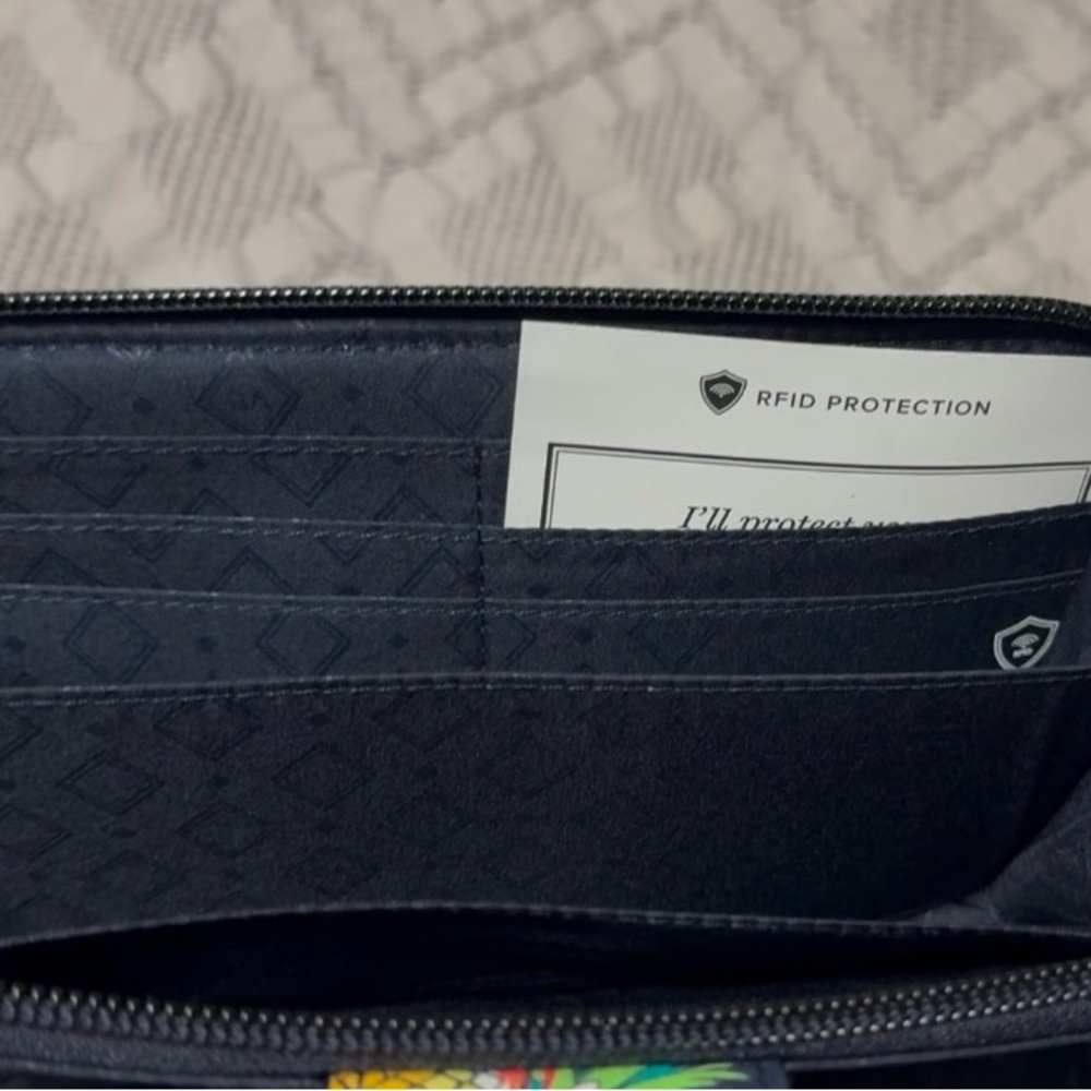 Women’s Vera Bradley RFID quilted clutch purse, navy w/pineapple, NWOT - Picture 7 of 8